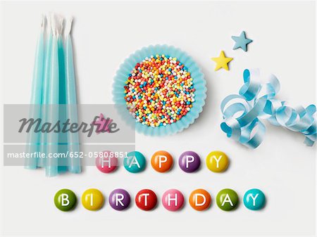 Joyeux Anniversaire Ecrit Sur Smarties Et Une Tasse De Papier Bleu Remplie De Billes De Sucre