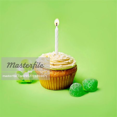 Petits Gâteaux Avec Une Bougie D'anniversaire Isolé Sur Un Fond