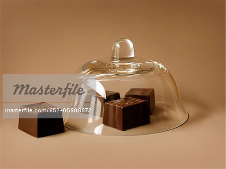 Chocolats sous un dôme de verre