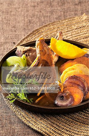Côtelettes grillées avec les carottes, les pommes de terre et les kiwis Côtelettes grillées avec les carottes, les pommes de terre et les kiwis