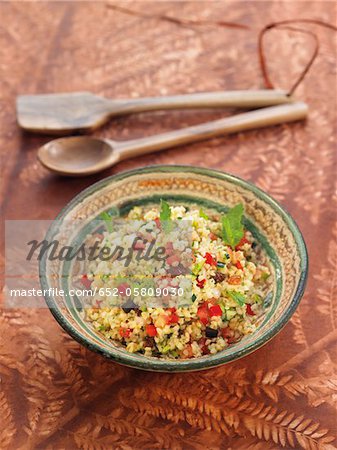 Taboulé libanais avec bulghour, tomates, concombre, poivron rouge et raisins secs Taboulé libanais avec bulghour, tomates, concombre, poivron rouge et raisins secs
