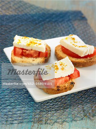 Fromage de chèvre, tomate et curry sur toasts Fromage de chèvre, tomate et curry sur toasts