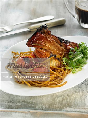 Caramelized spaghetti and shoulder of lamb with honey and tomatoes