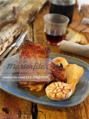 Sein de l'agneau avec sauce de réglisse, de navets et de l'ail Sein de l'agneau avec sauce de réglisse, de navets et de l'ail