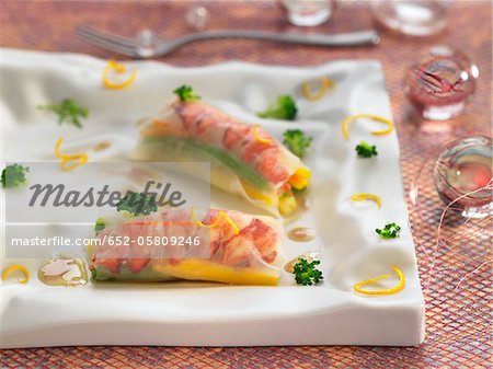 Homard, mangue et carotte riz feuille rouleau de printemps avec la vinaigrette miel Homard, mangue et carotte riz feuille rouleau de printemps avec la vinaigrette miel