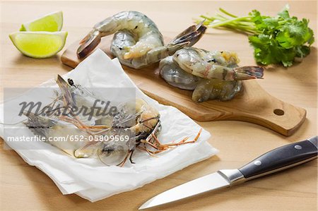 Peler les crevettes crues