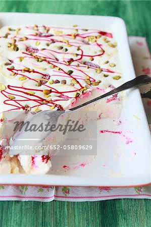 Mousse de crème glacée avec pistaches et fraises