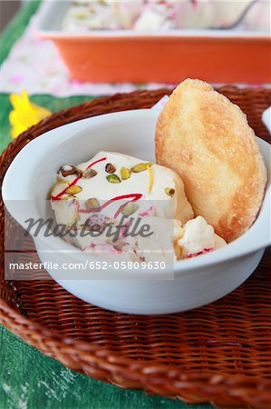 Mousse de crème glacée avec pistaches et fraises, Arlette