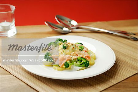 Lachs, Brokkoli und Kartoffel-Käse-Spitze-Gericht