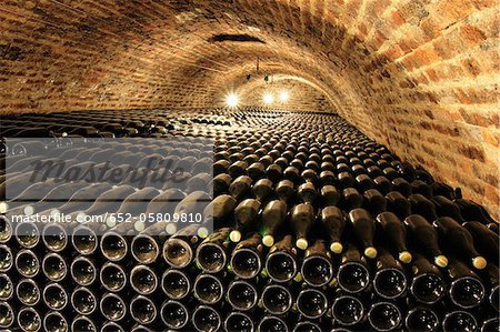 Rangées de bouteilles de vin dans une cave