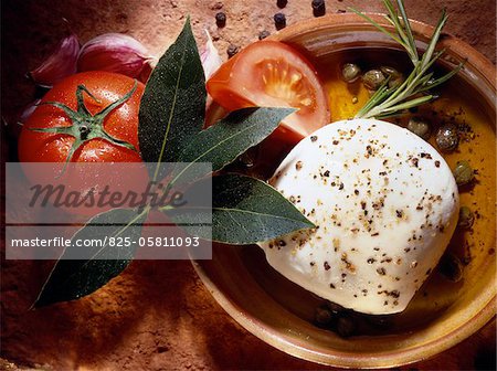 Mozzarella und Tomaten, mariniert mit Olivenöl und Kapern