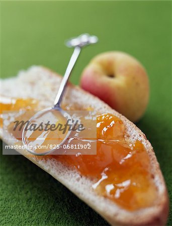 Marillenmarmelade auf eine Scheibe Brot