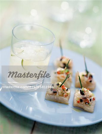 Margarita cocktail mit Fisch canapés