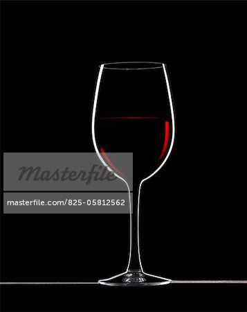 Glas Rotwein auf schwarzem Hintergrund