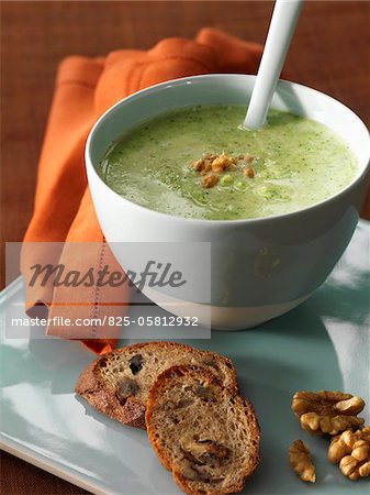 Broccolis und Gorgonzola-Suppe