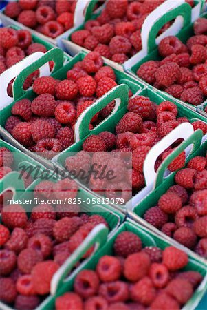 Schalen von Himbeeren