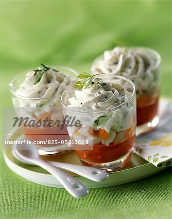 Gaspacho, mousse de surimi à la crème et aux herbes en verrine