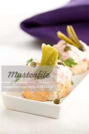 Mayonnaise sur une tranche de bouchées de pain, de œufs et de jambon d'York Mayonnaise sur une tranche de bouchées de pain, de œufs et de jambon d'York