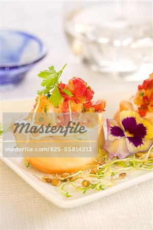 Morue, poivron rouge et la mayonnaise sur une tranche de bouchées de pain Morue, poivron rouge et la mayonnaise sur une tranche de bouchées de pain