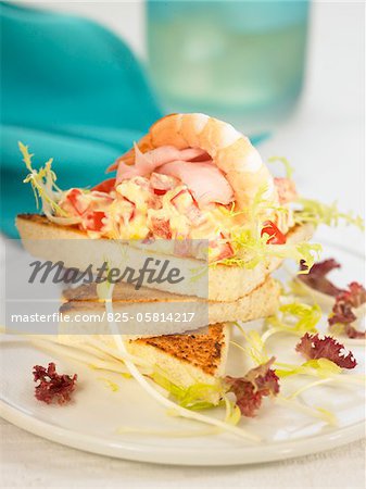 Shrimp,lettuce and York ham on a bite-size slice of bread Shrimp,lettuce and York ham on a bite-size slice of bread