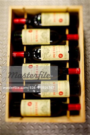 Une caisse de bouteilles de vin Petrus