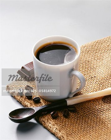 Tasse Kaffee und ein Quadrat aus Schokolade