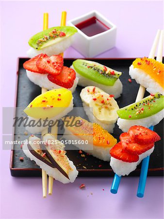 Sushis de fruits frais, riz à la noix de coco