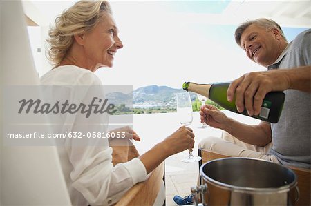 Couple bénéficiant de champagne à l'extérieur