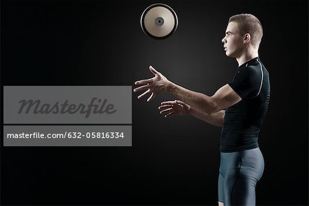Athlète masculin, lancer du disque dans l'air