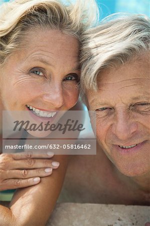 Mature couple ensemble de détente dans la piscine, portrait