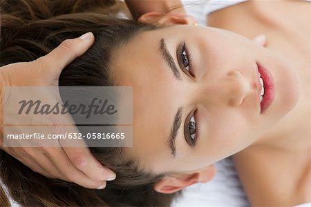 Junge Frau empfängt Kopfmassage