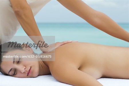 Junge Frau empfängt massage