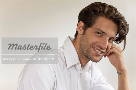 Homme souriant, portrait