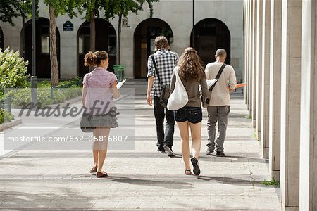 Étudiants de l'Université à pied sur le campus, vue arrière