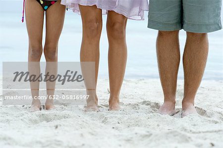 Familie stehen am Strand, niedrige Abschnitt