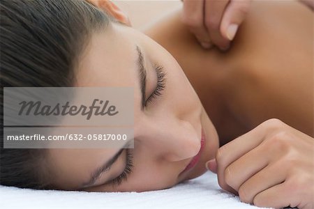 Jeune femme recevoir massage, gros plan