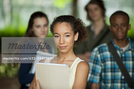 Weibliche Studenten, Freunde im Hintergrund