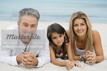 Familie liegen am Strand, Porträt