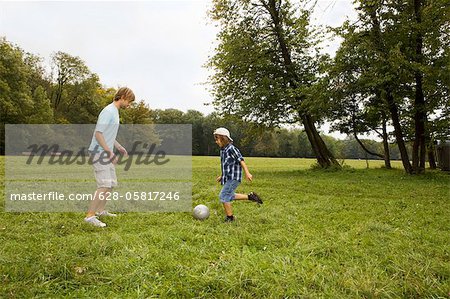 Père et fils, jouer au soccer dans le parc, Munich, Bavière, Allemagne