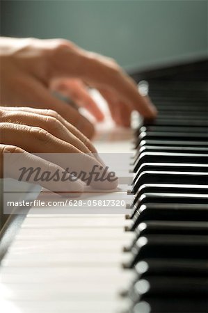Person, die Klavier spielen