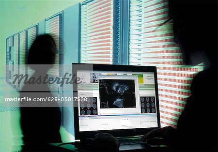 L'homme à l'écran de l'ordinateur en regardant l'échographie scanne