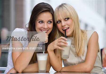 Zwei glückliche Frauen im Café schaut sich um