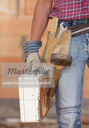 Générateur avec trousse d'outils devant le mur de brique