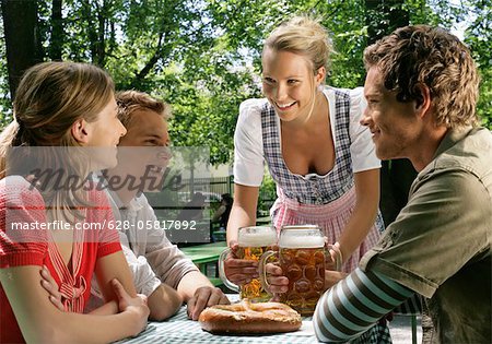 Jeunes dans un café en plein air