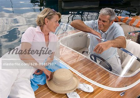 Couple d'âge mûr sur un bateau, Starnberg, Bavière, Allemagne