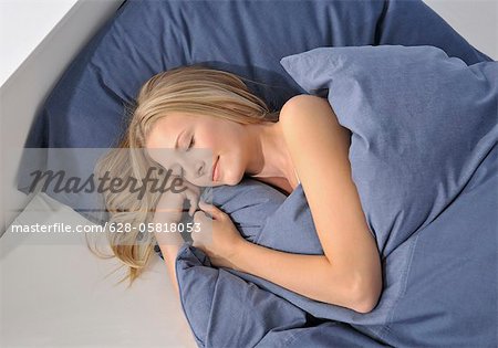 Femme endormie, couché dans son lit