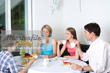 Famille boire du café et manger le gâteau sur la terrasse, Munich, Bavière, Allemagne