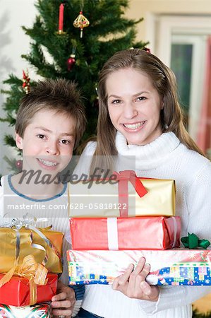 Glücklich Bruder und Schwester mit Weihnachtsgeschenken, München, Bayern, Deutschland