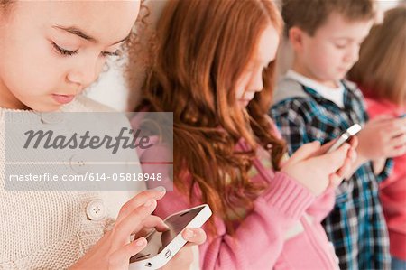 Enfants regardant les smartphones