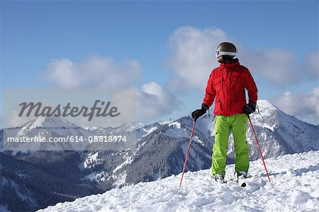 Skier dans les montagnes
